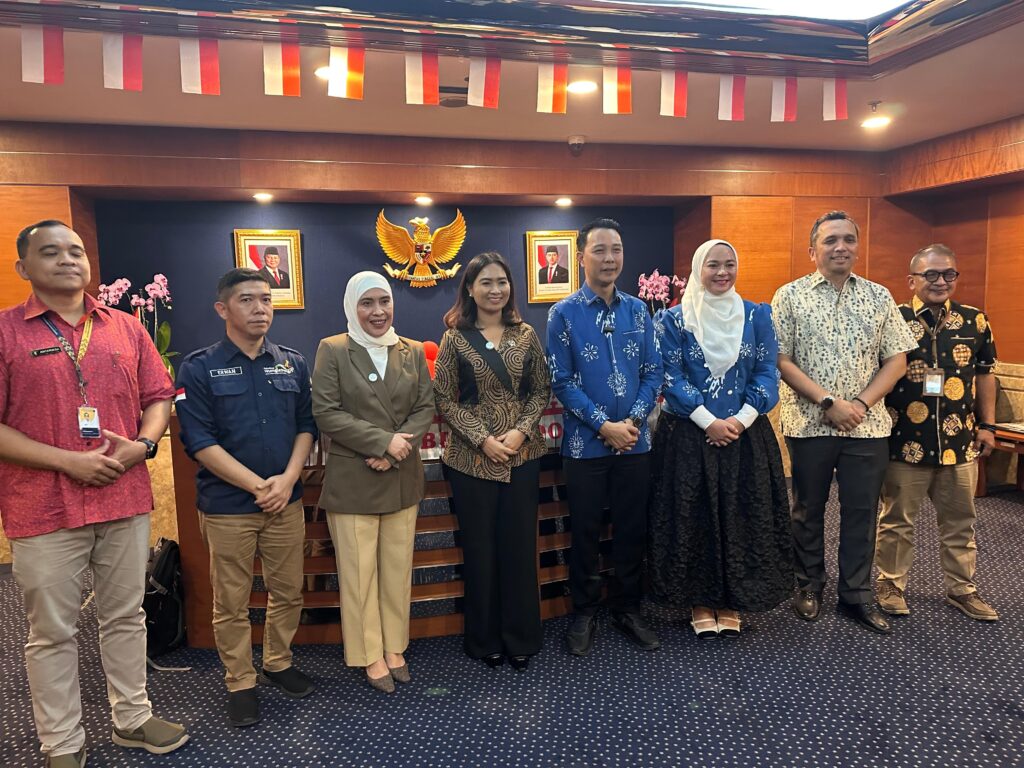 Foto Bersama Usai Audiensi Waka I DPRD RL Pera Haryani Bersama Bupati RL M Fikri Thobari di KemePar