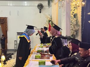 Wisuda AKREL Angkatan ke XII Berjalan Sukses.  Direktur AKREL Kiky Nurfitri Sari SP MSi :  Transformasi Menuju Politeknik Harus Terwujud.